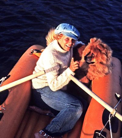 Andrea Horn 1980 mit ihrem Chow-Chow "Ann-Wong" in der Türkei